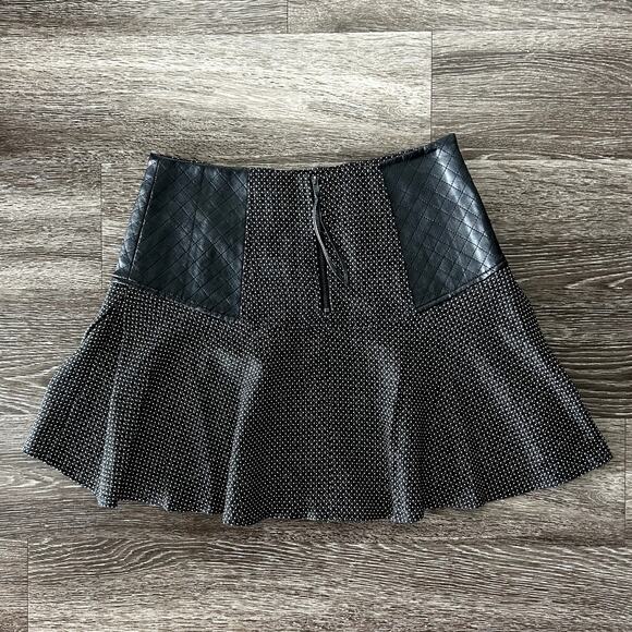 BCBGeneration Quilted Faux Leather Panel Mini Skirt Sz 8 Black White Flare VGUC - Picture 7 of 12
